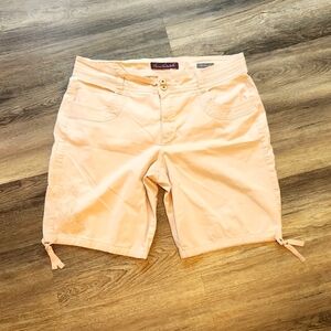 Gloria Vanderbilt Bermuda Shorts Pale Pink Embroidered Embellishment Size 16